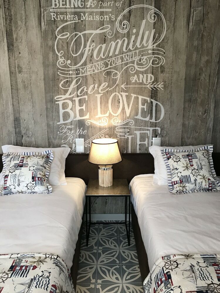 Hostal Royal Beach Hostel & Suites