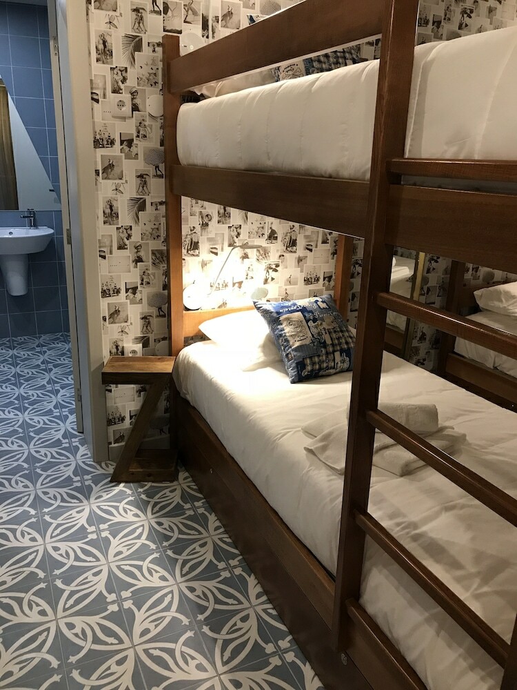 Hostal Royal Beach Hostel & Suites