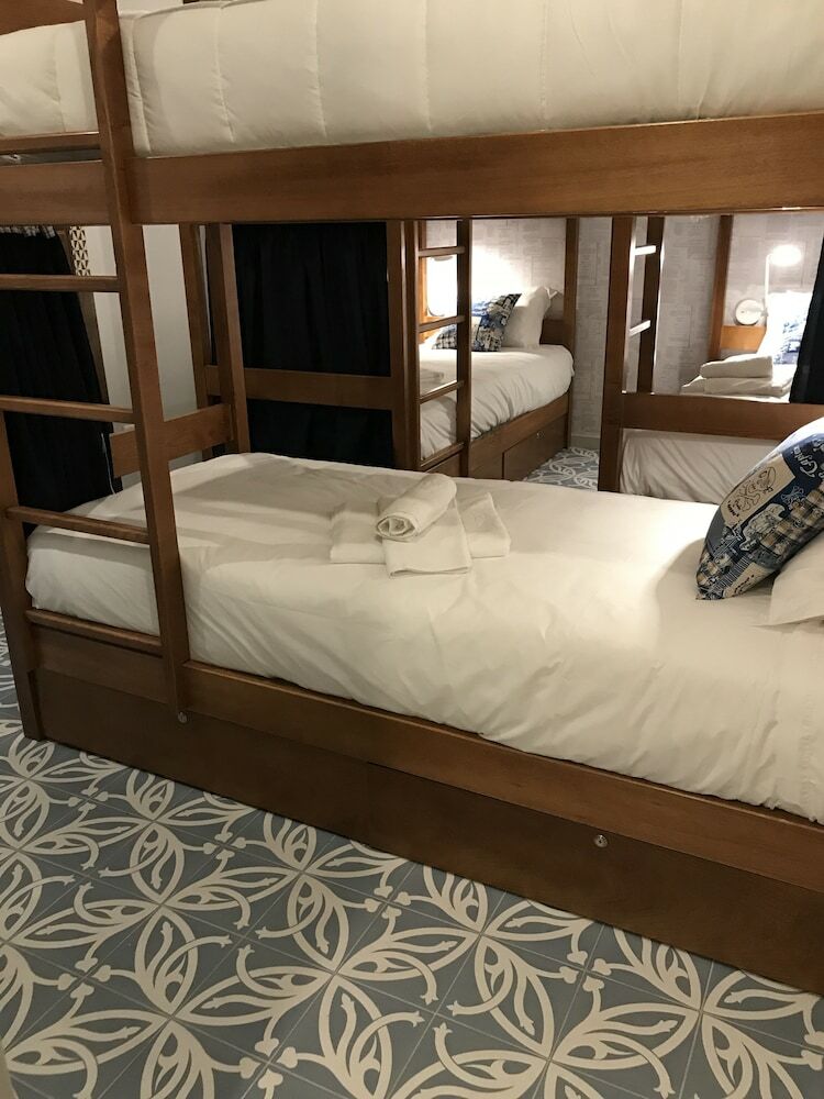 Hostal Royal Beach Hostel & Suites