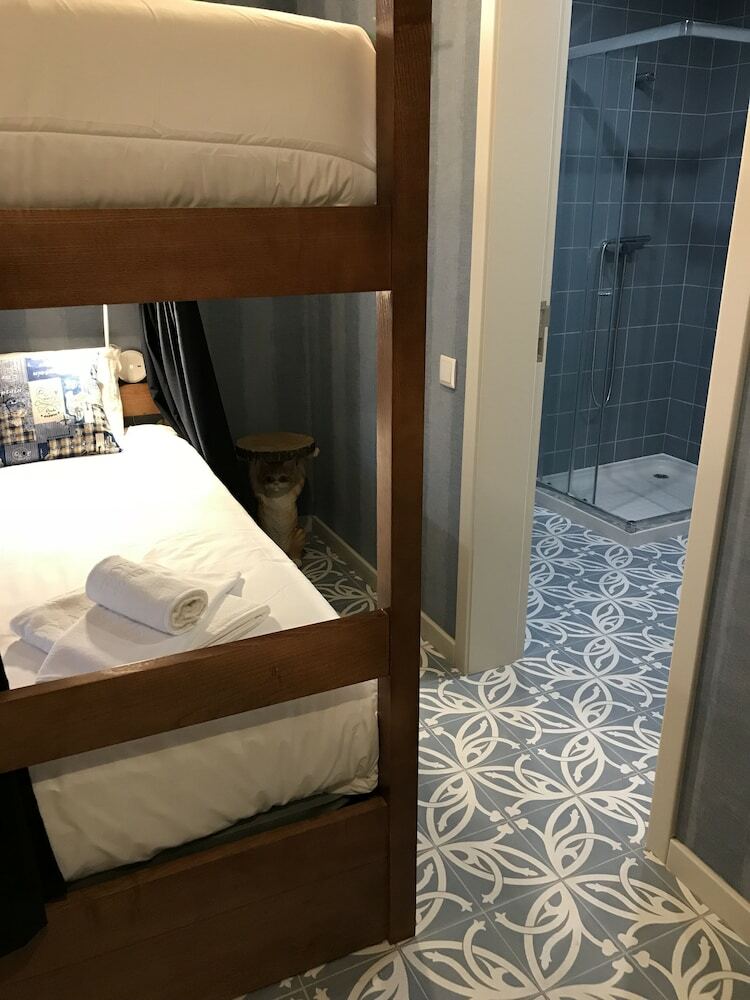 Hostal Royal Beach Hostel & Suites