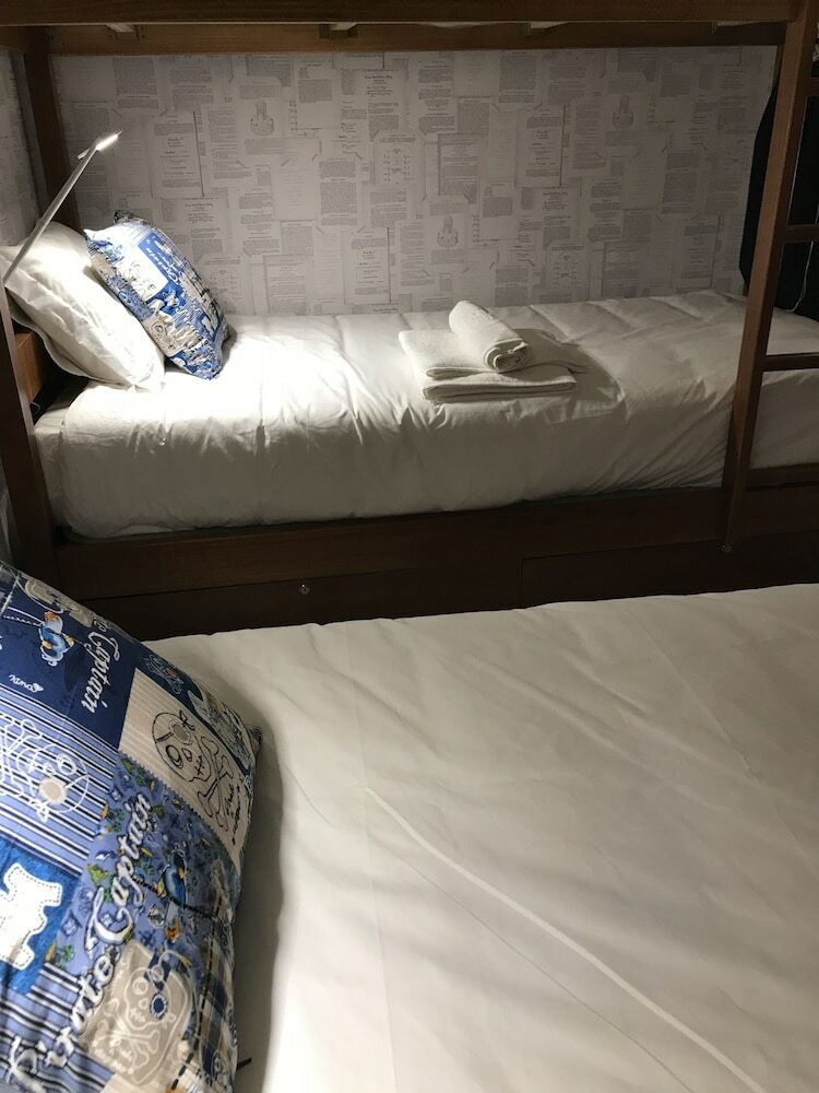 Hostal Royal Beach Hostel & Suites