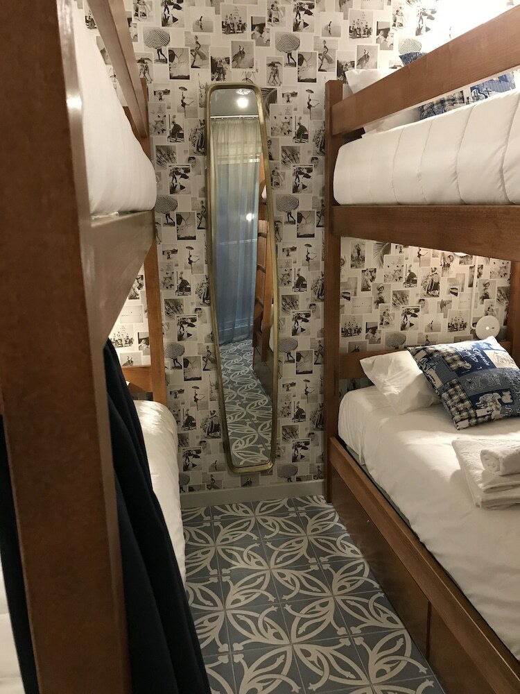 Hostal Royal Beach Hostel & Suites