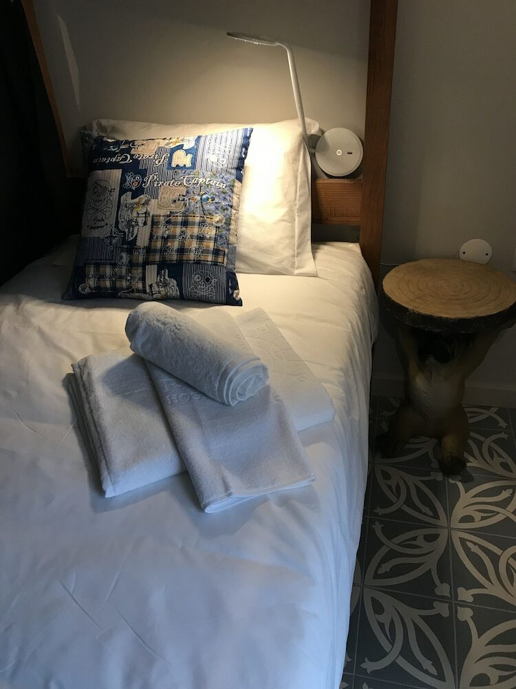 Hostal Royal Beach Hostel & Suites