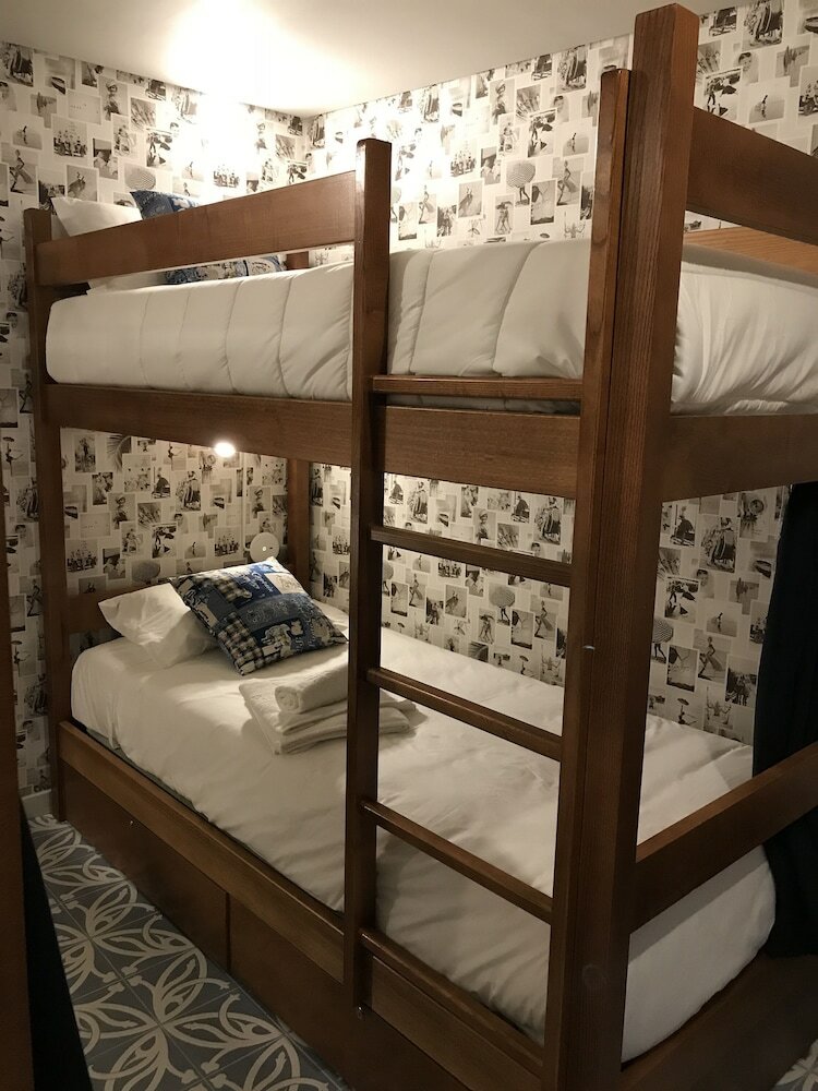 Hostal Royal Beach Hostel & Suites
