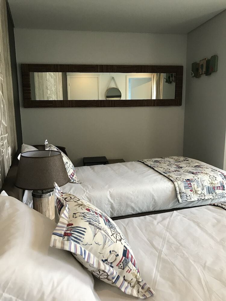 Hostal Royal Beach Hostel & Suites