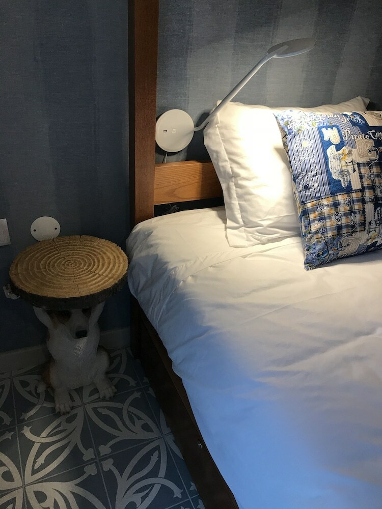 Hostal Royal Beach Hostel & Suites