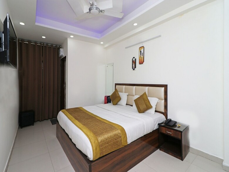 Oyo 11633 Hotel Sweet Palace