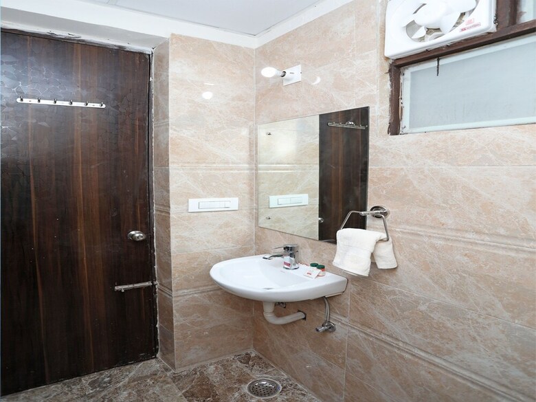 Hotel Oyo 13555 Niketan Medanta