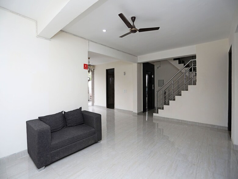 Hotel Oyo 13555 Niketan Medanta