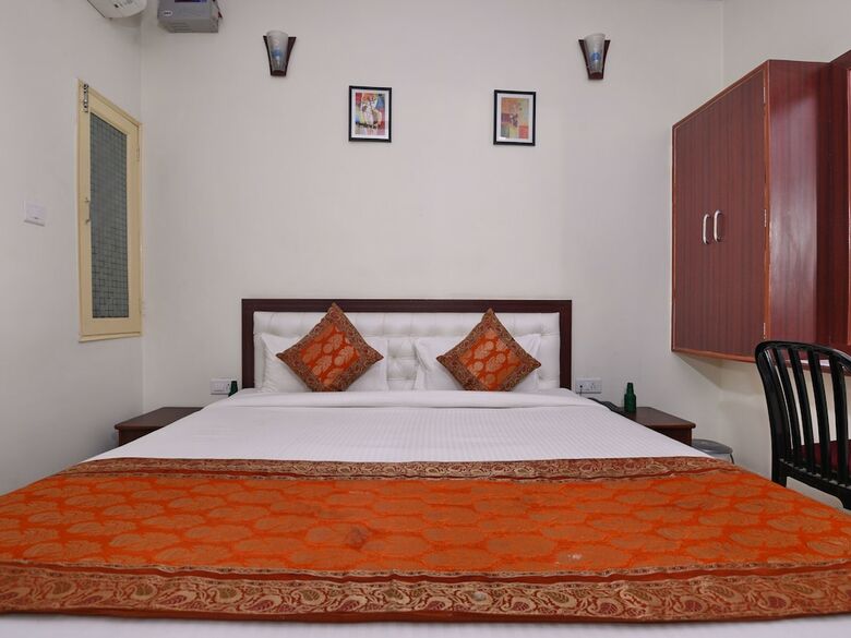 Hotel Oyo 14571 Century Plaza