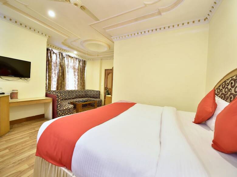 Hotel Oyo 12274 Royal Palace