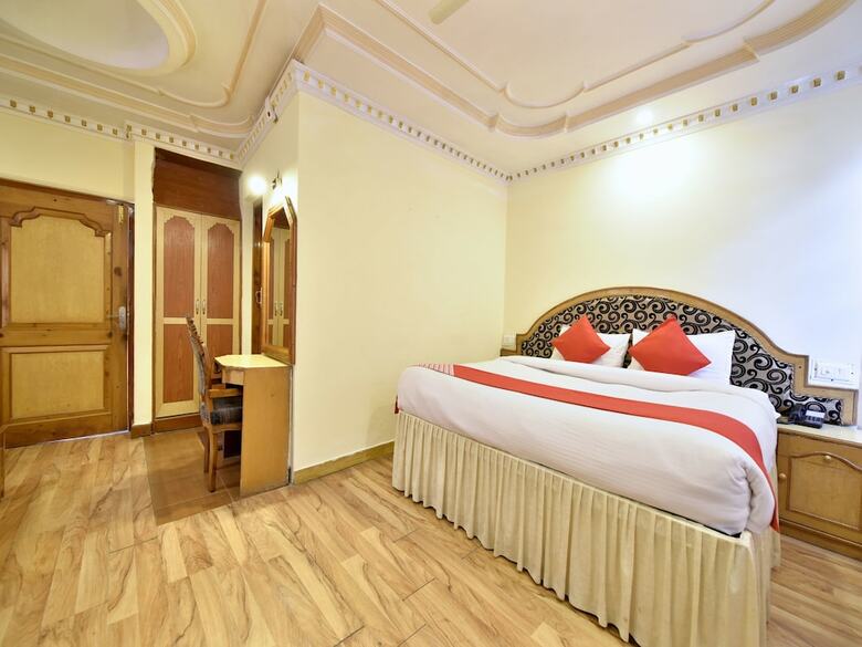 Hotel Oyo 12274 Royal Palace