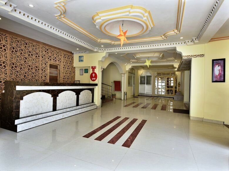 Hotel Oyo 12274 Royal Palace
