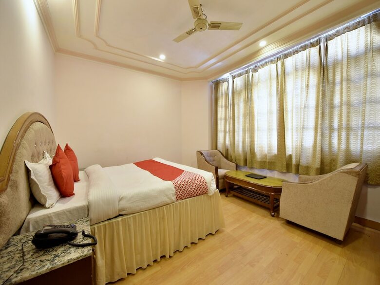 Hotel Oyo 12274 Royal Palace
