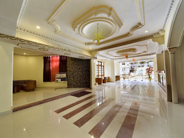 Hotel Oyo 12274 Royal Palace