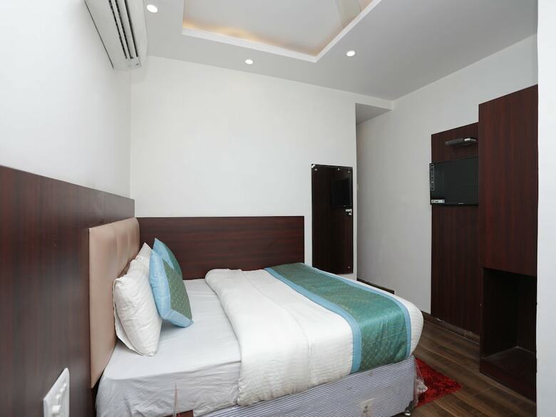 Oyo 12503 Hotel Corner Point