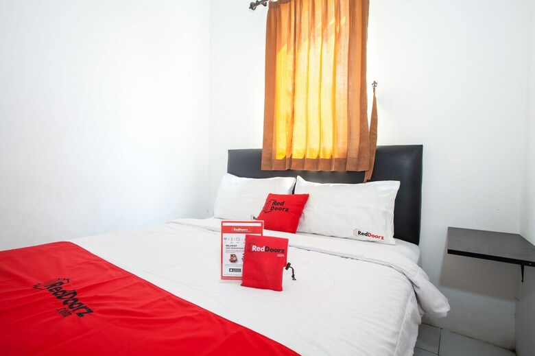 Hotel Reddoorz Plus Near Galaxy Mall