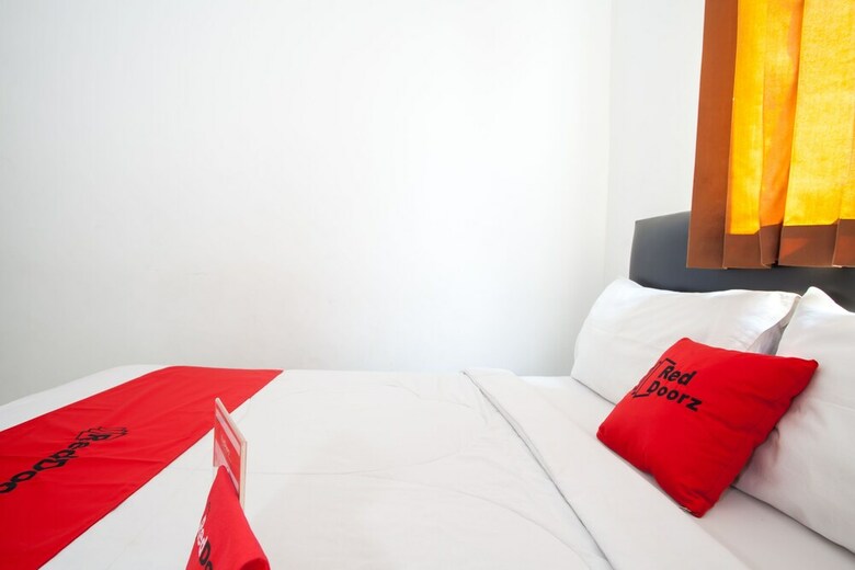 Hotel Reddoorz Plus Near Galaxy Mall