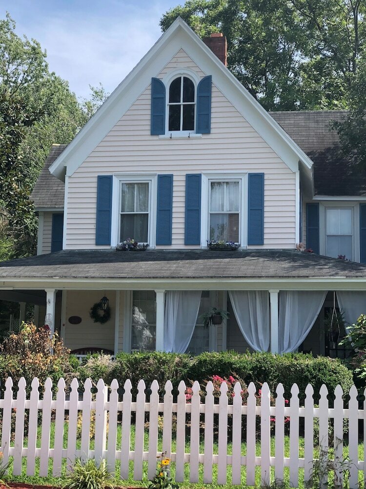Bed & Breakfast Princess Anne Book Lovers Inn