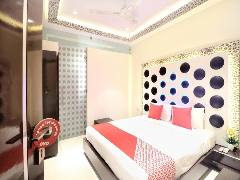 Oyo 14829 Hotel J Cruise