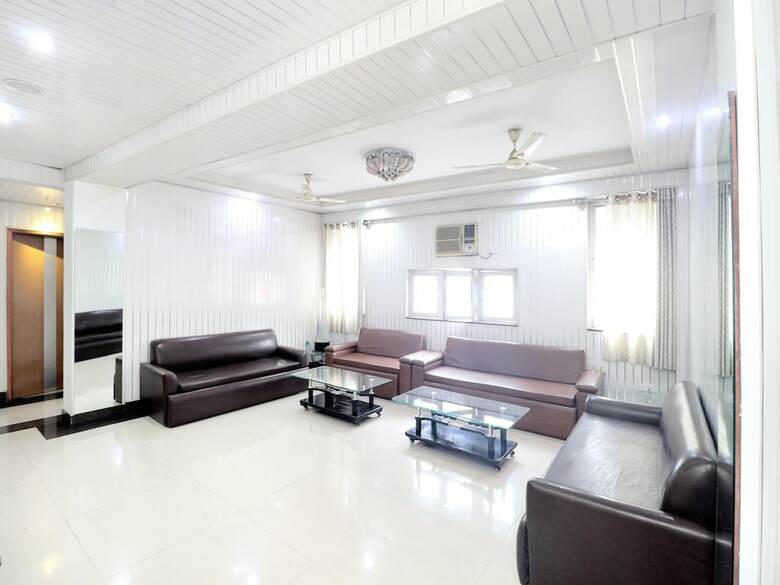 Oyo 14533 Hotel Mohan