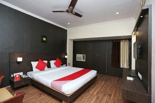 Oyo 15468 Hotel Sharda