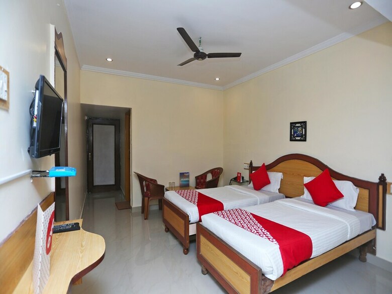 Oyo 15468 Hotel Sharda