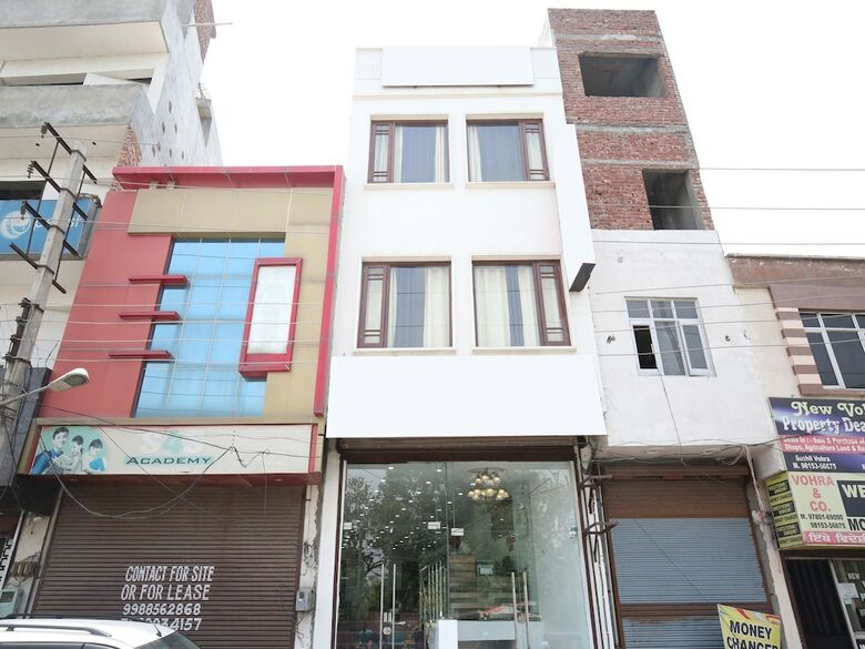Oyo 15652 Hotel 51