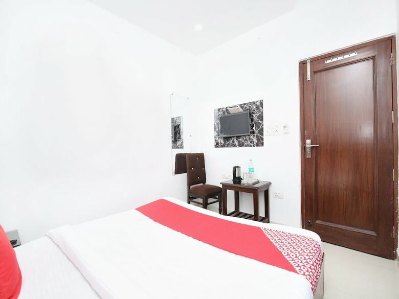 Oyo 15652 Hotel 51