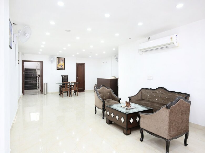 Oyo 15652 Hotel 51