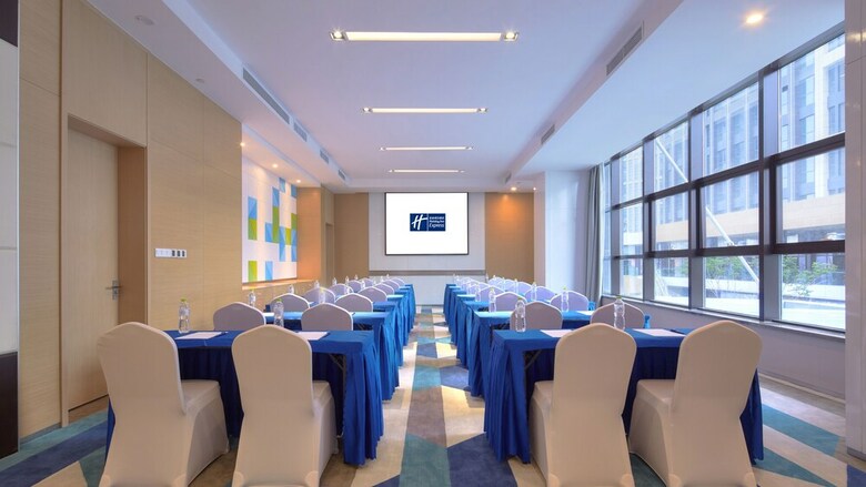 Hotel Holiday Inn Express Qingdao West Coast