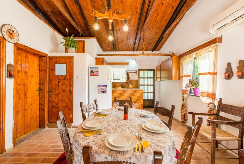 Aadonis Villa