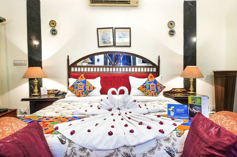 Fabhotel Sugan Niwas Palace Bani Park