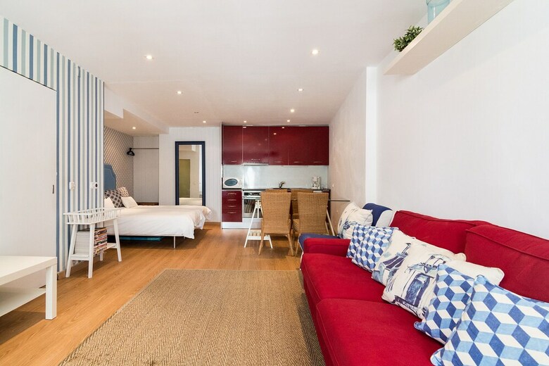 Enjoy Charming Downtown Apartment