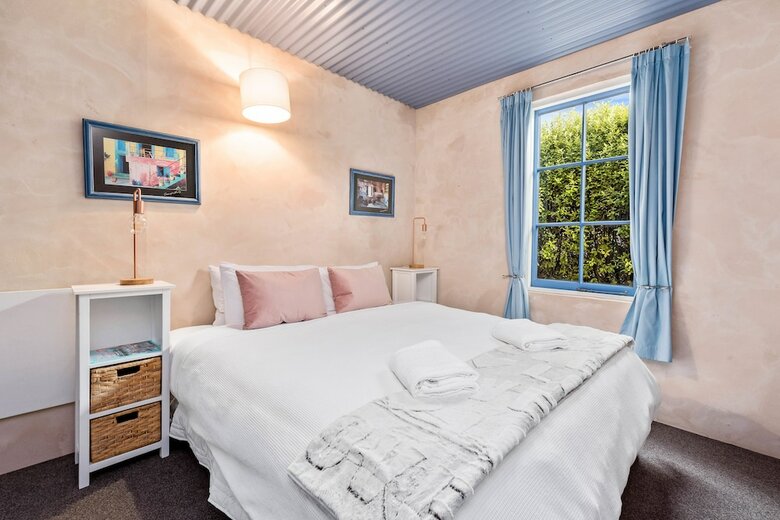 Sunny Lakeview Villa