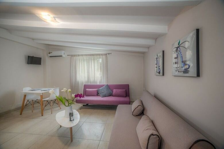 Tesys Studios & Apartments