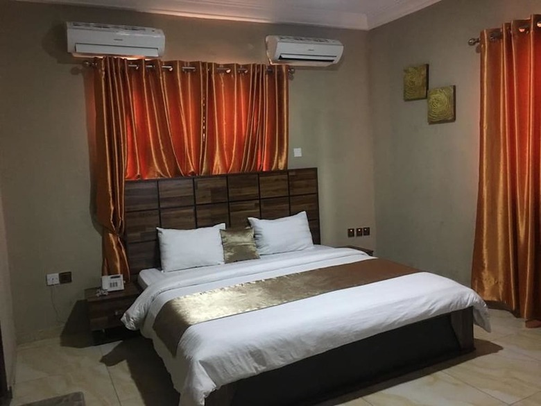 Momak 6 Hotel & Suites