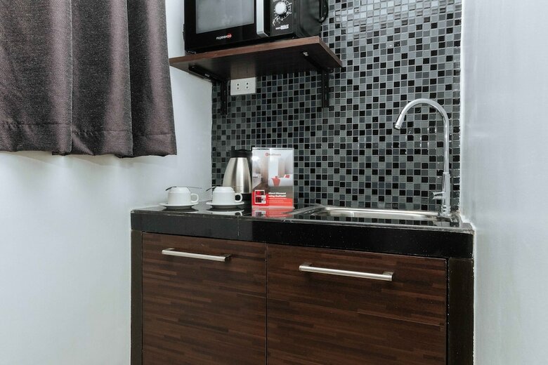 Hotel Reddoorz Plus @ Poblacion Makati