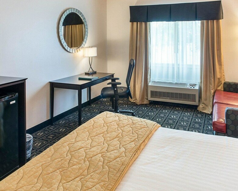 Hotel Quality Inn - In The Business District