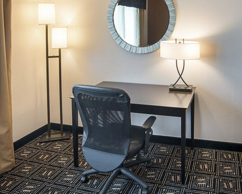 Hotel Quality Inn - In The Business District