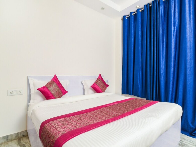 Hotel Oyo 15623 Golden Crystal