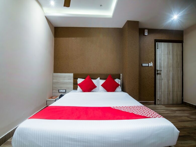 Oyo 14869 Hotel Apollo