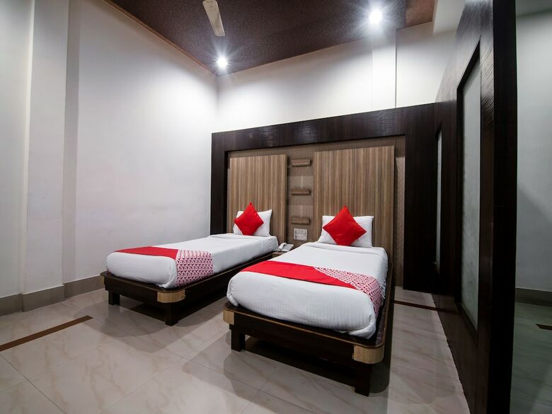 Oyo 14869 Hotel Apollo
