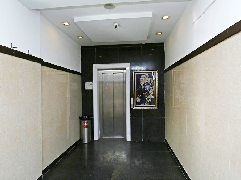 Hotel Oyo 13564 Near Prem Mandir