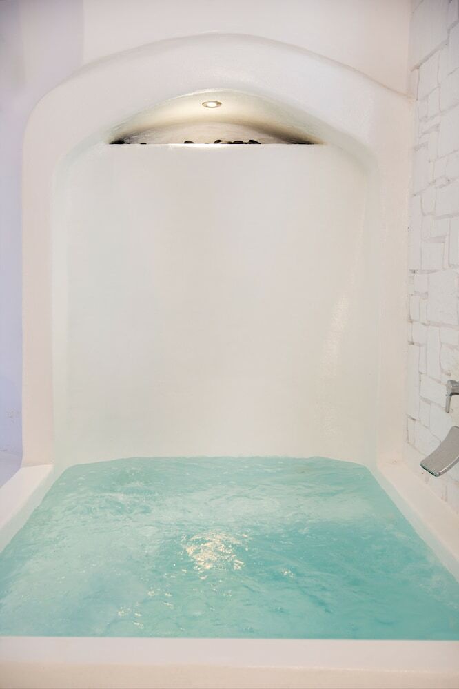 Zefi Hotel & Suites