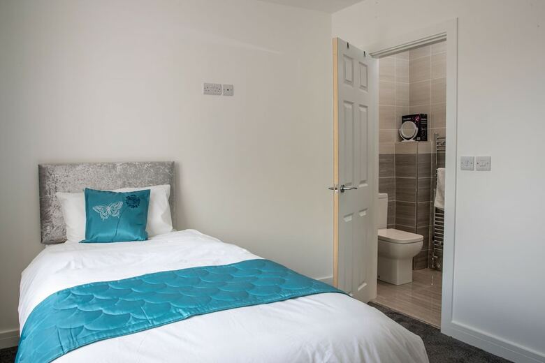 Fantastic Bradford Townhouse 6 Bedrooms