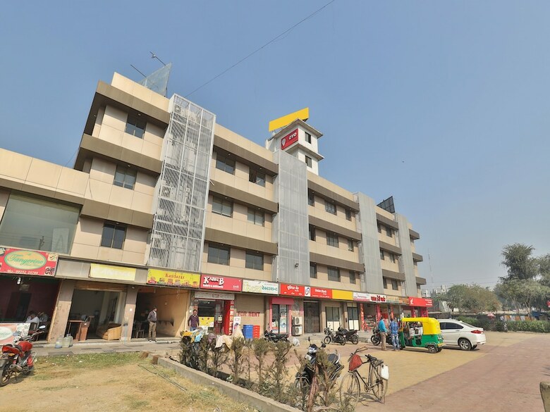 Apartamentos Oyo 11718 Hotel Shivarth