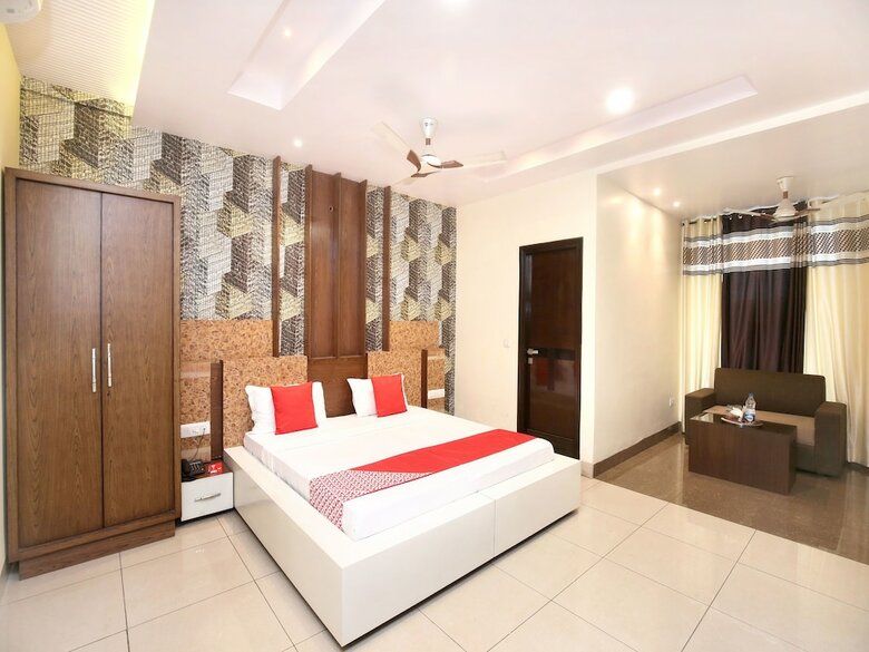 Oyo 16827 Hotel Grand M Lajjo