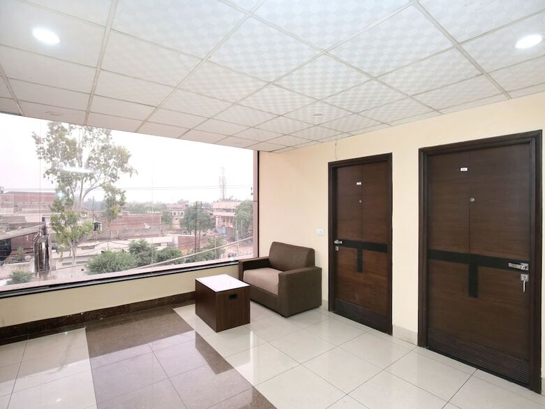Oyo 16827 Hotel Grand M Lajjo