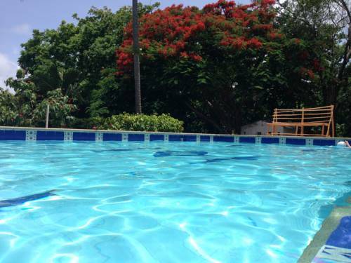 Hostal Casa De Las Flores Tropical Lodge
